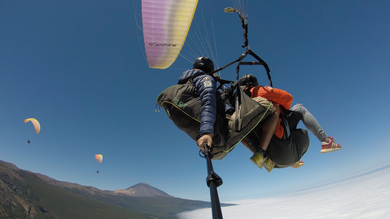 Tandem paragliding