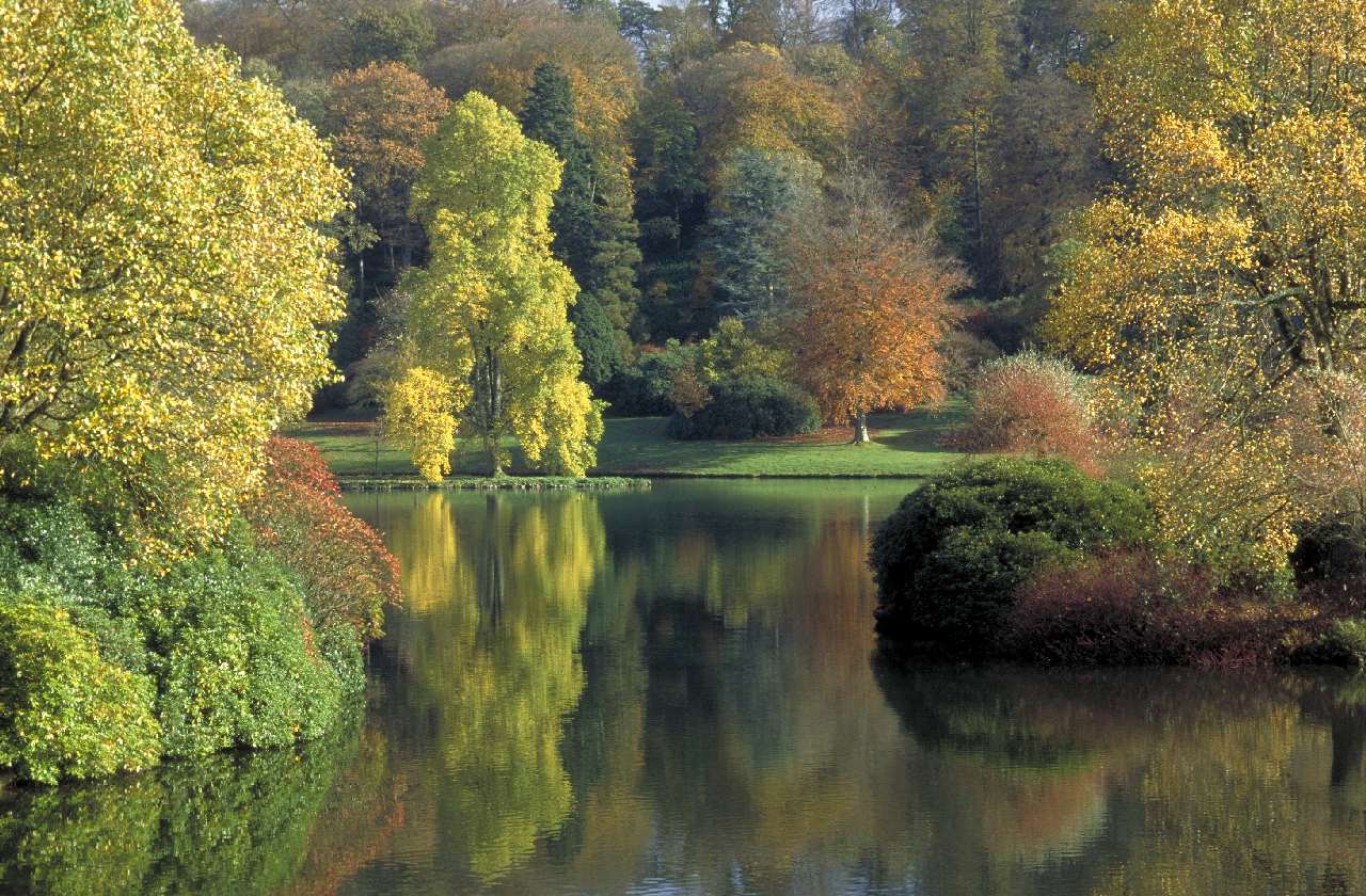 Stourhead gardens in Autumn